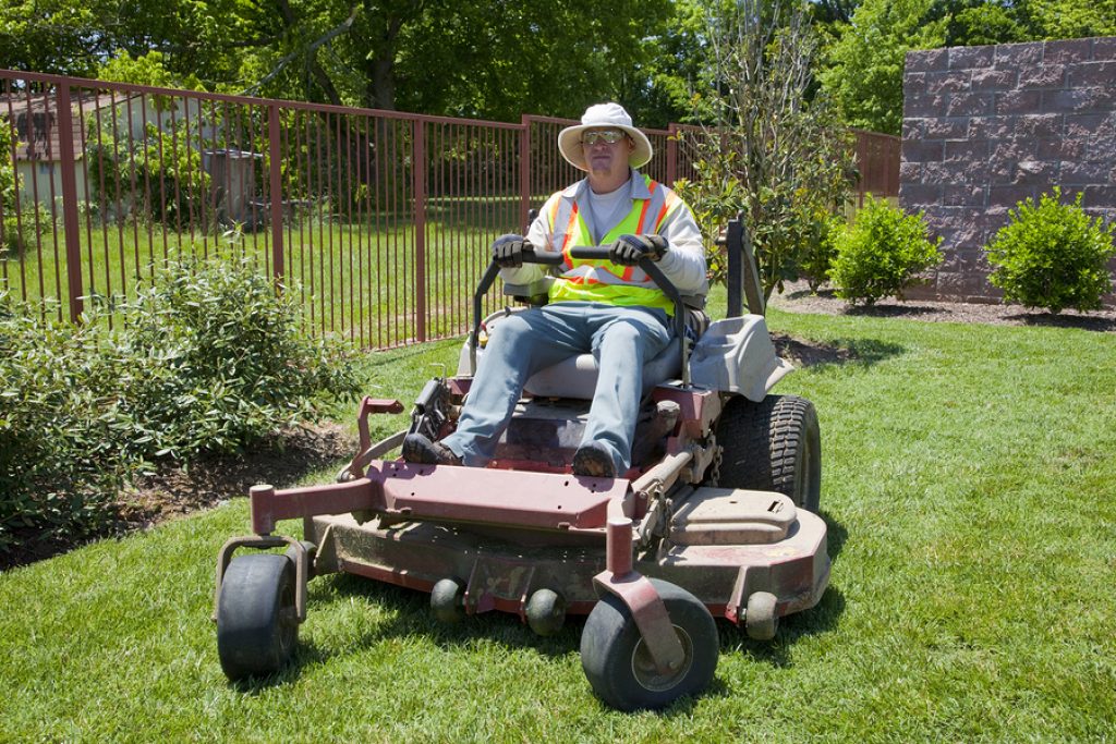 Commericial Lawn Mowing With Zero Turn
